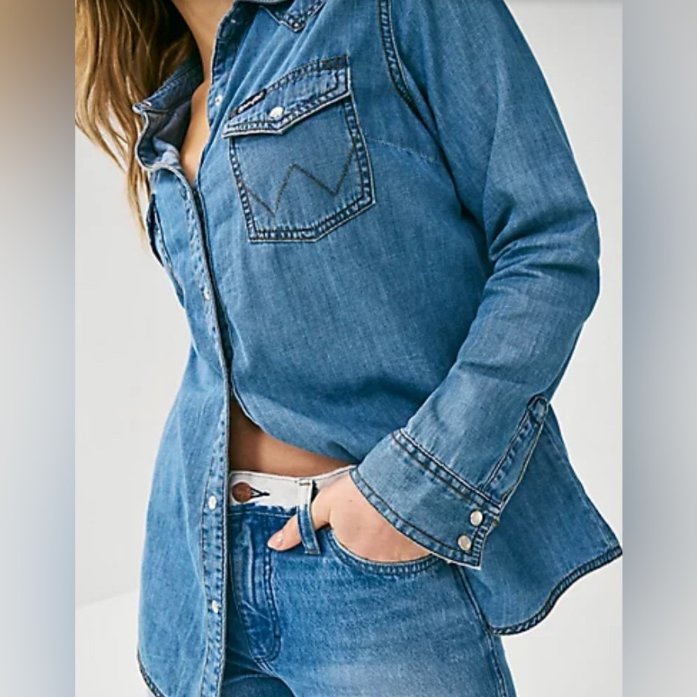 NWOT-WOMEN'S LONG SLEEVE WESTERN SNAP DENIM SHIRT IN MID DENIM